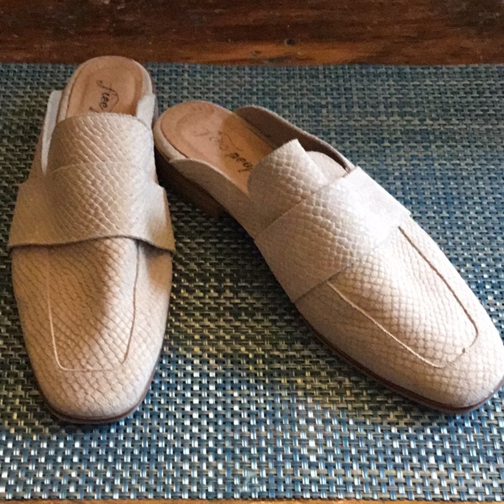Free People Slides